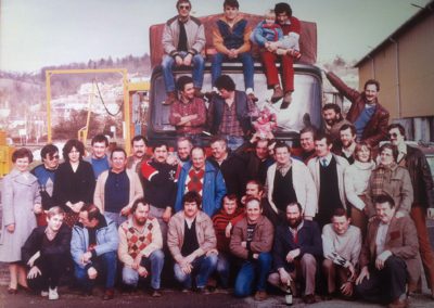1982 - L'équipe pose devant un véhicule.