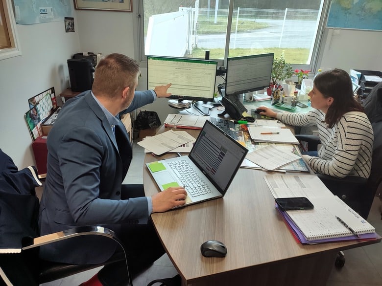 Personnes qui travaillent dans une salle de bureau au siège de l'entreprise.