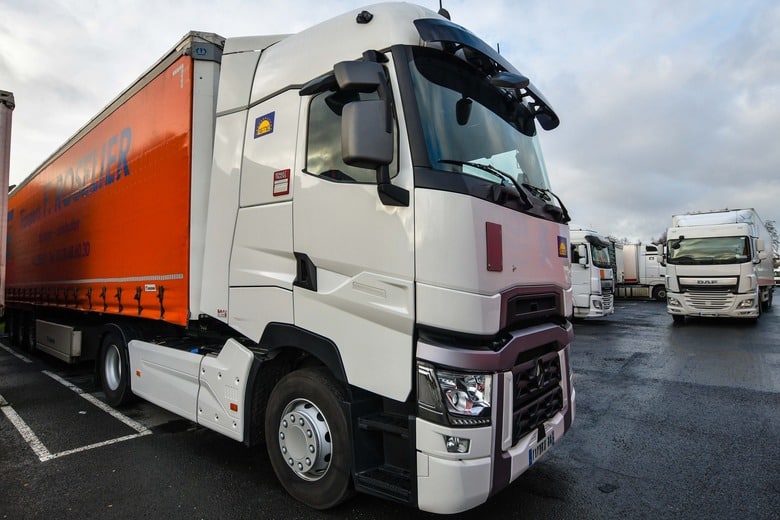 Camion semi-remorque pour le transport de marchandises.