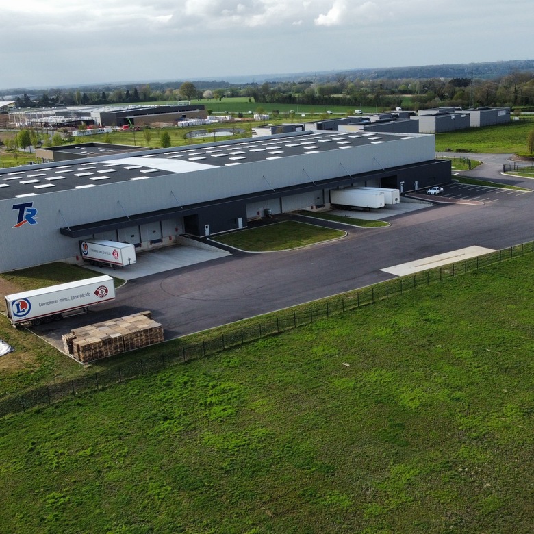 Vue aérienne de l'entrepôt logistique à Glos.