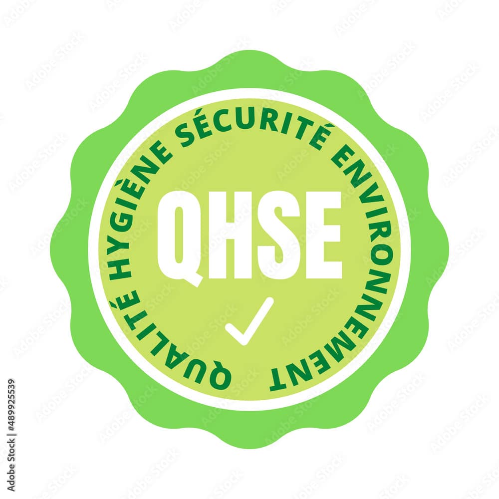 1000_F_489925539_t4cxExB5f3uRMHE3W9CcHQB3MsTLSoBr Insigne circulaire vert avec QHSE au centre et des termes de sécurité en français sur le pourtour.
