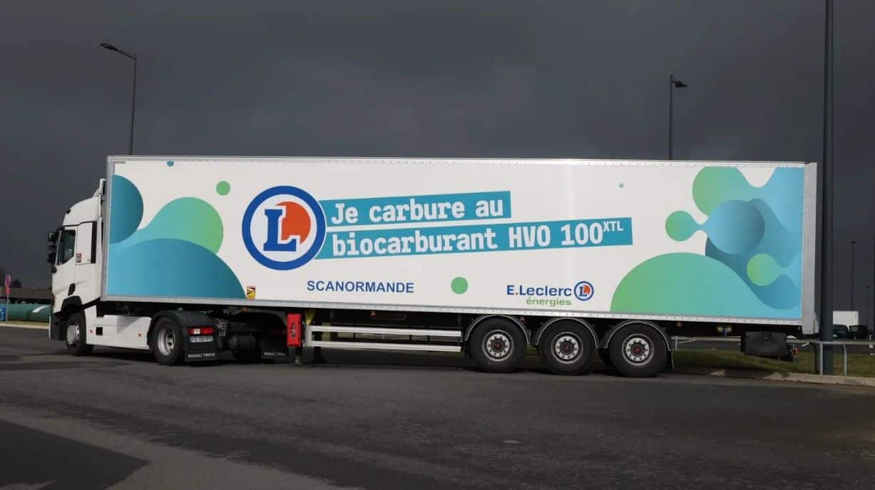 1741887979002 Camion blanc avec un grand panneau promouvant le biocarburant HVO 100 XTL et le logo E.Leclerc sur sa remorque.