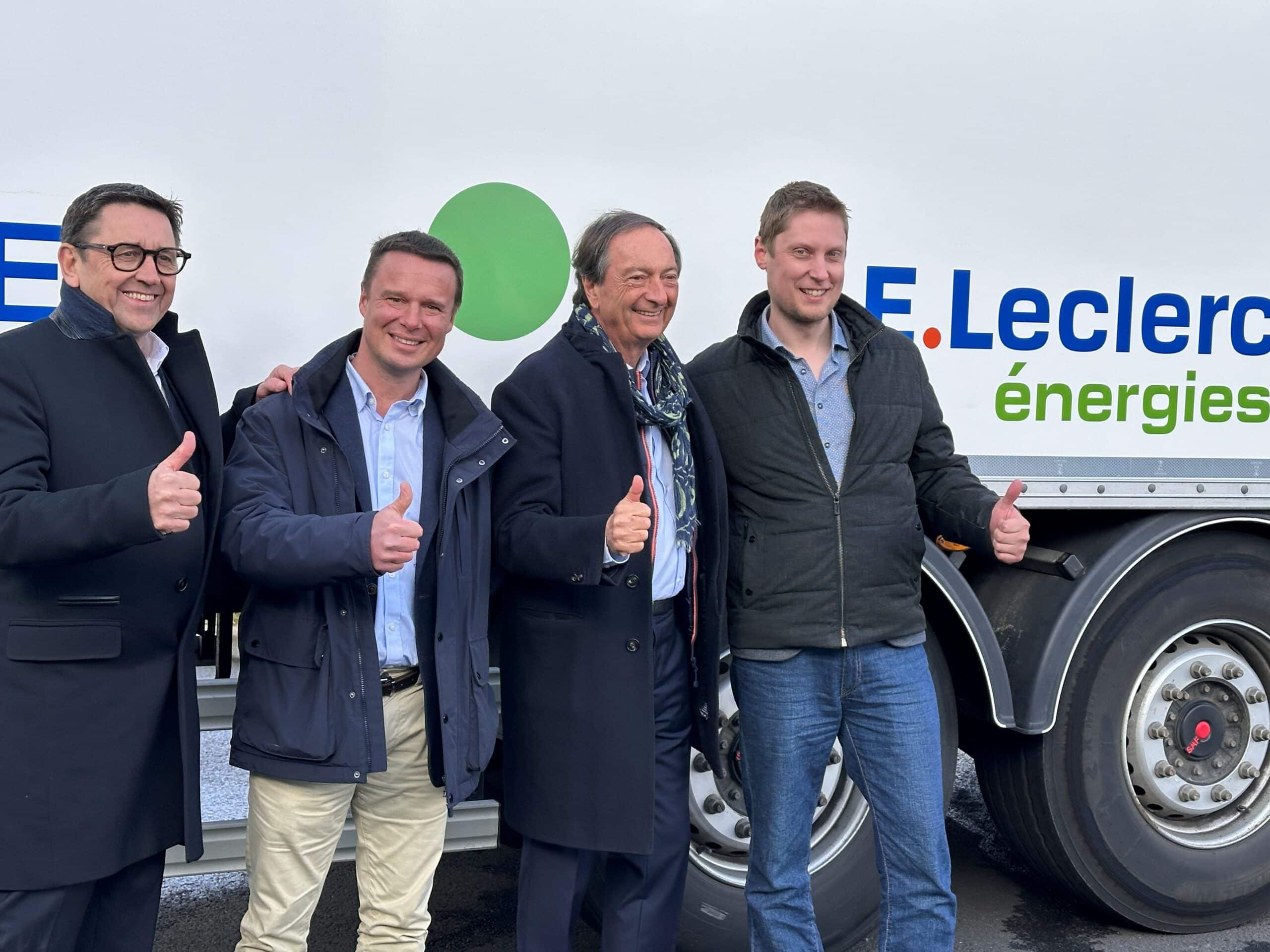 LECLERC 13-03-25 Quatre hommes sourient et lèvent le pouce devant un camion portant l'inscription E.Leclerc énergies.